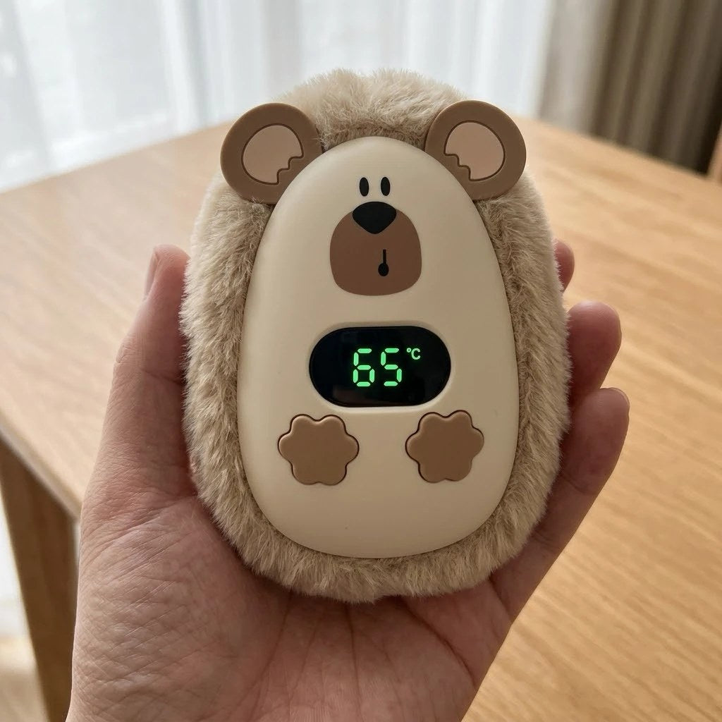 CozyPuff apoyado en la palma de una mano abierta, para ver su tamaño